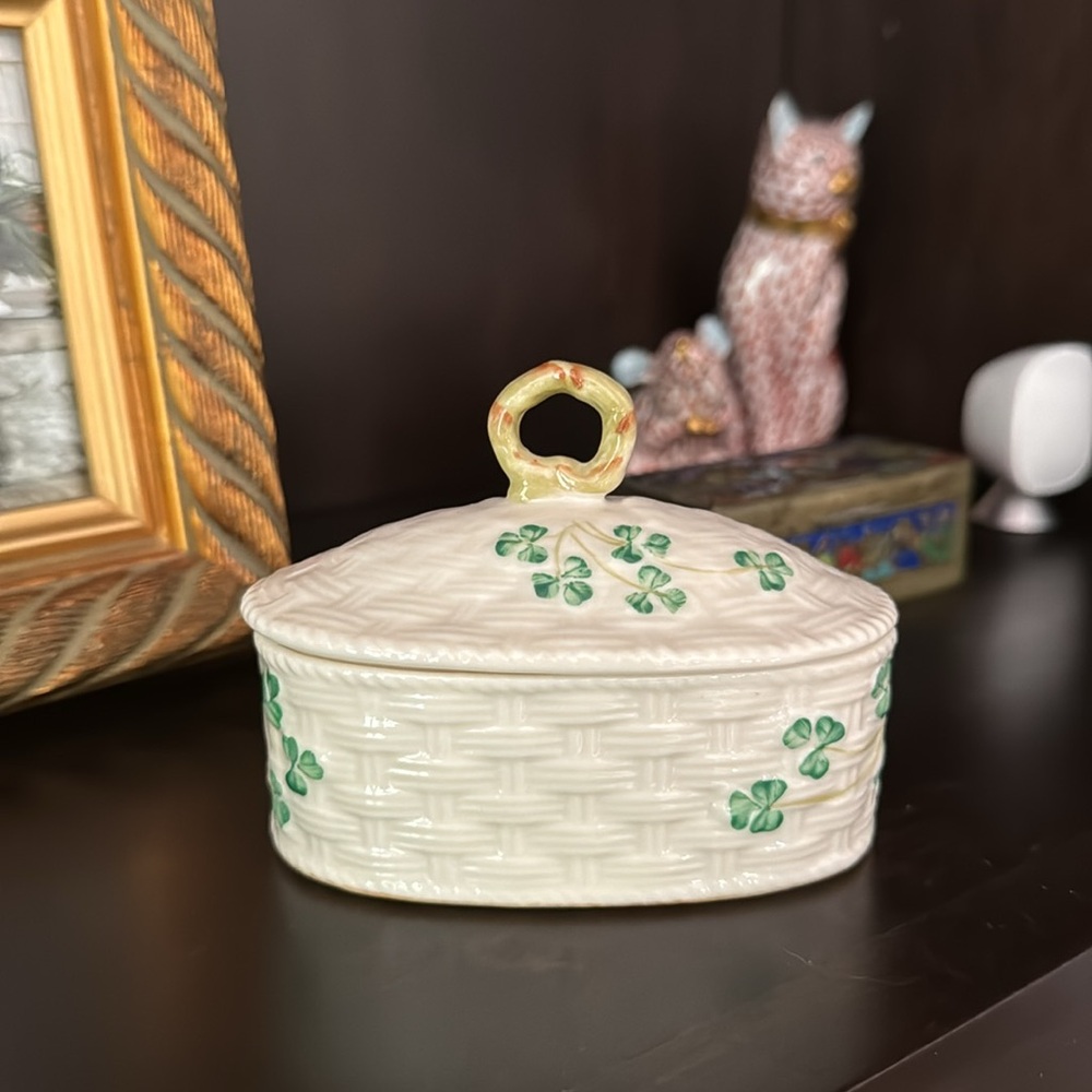 Irish belleek shamrock Ireland china lidded box Dish/Bowl retired 80 St.Patricks